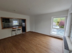 Wohnzimmer mit Küchenzugang - Schöne 2-Zimmer-Single-Wohnung in Wolfsburg-Neuhaus