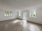 Wohnzimmer mit Zugang zur Terasse - Tradition trifft Moderne mit eigener Terasse!